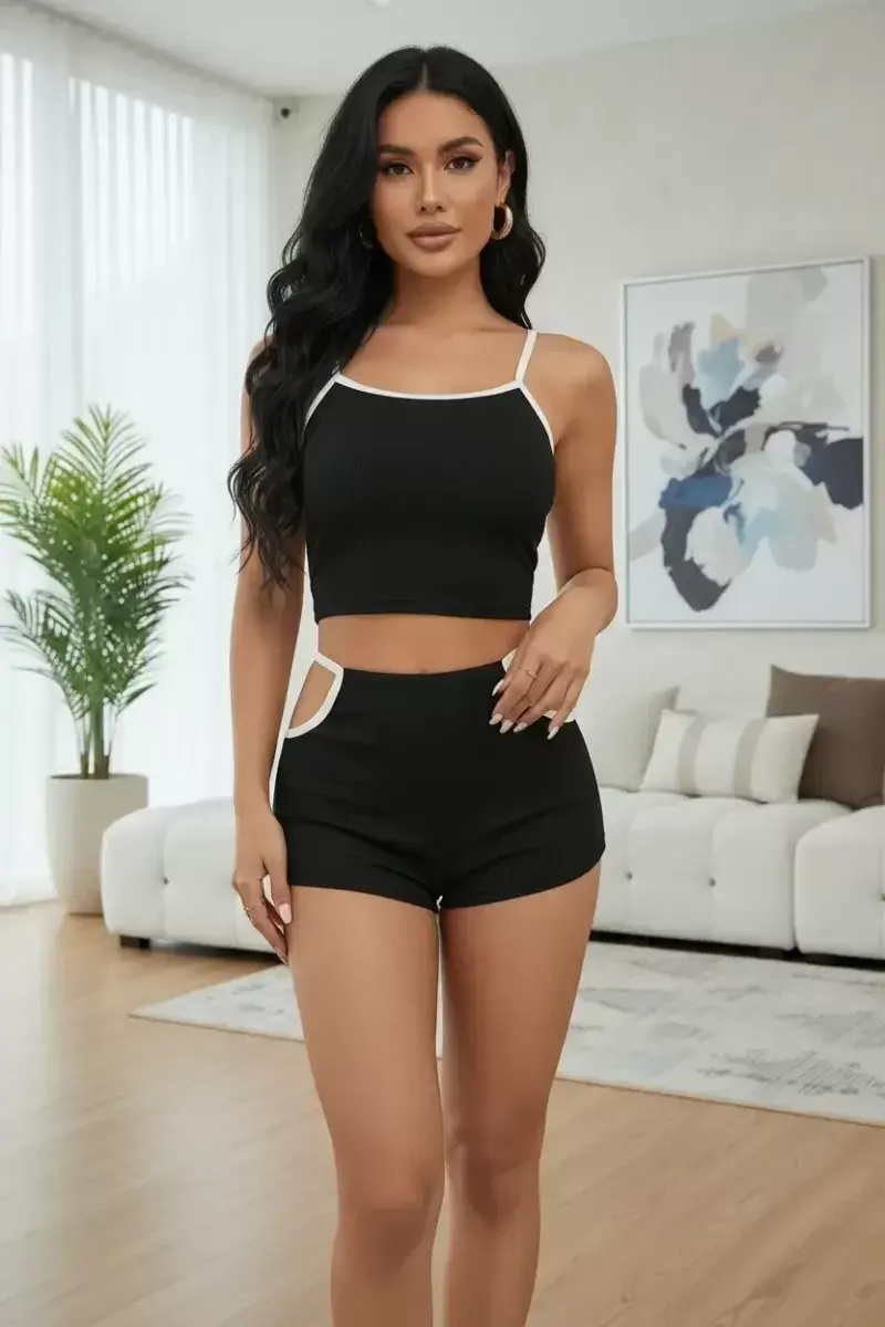 Kadın Siyah Beyaz Cut-out Detaylı Feminen Şortlu Gece Giyim Takımı