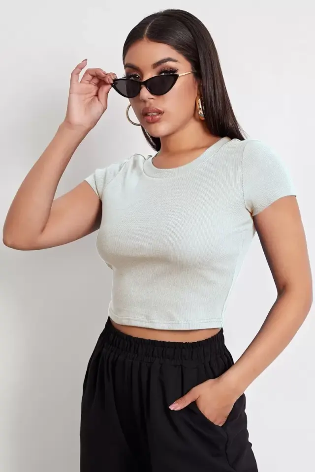 Kadın Beyaz Modern Fit Yuvarlak Yaka Crop Bluz