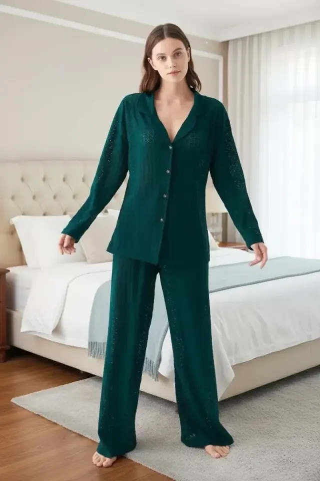 Kadın Zümrüt Yeşili Önden Düğmeli Rahat Kesim Pijama Takımı