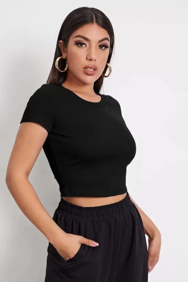 Kadın Siyah Modern Fit Yuvarlak Yaka Yarım Kol Crop Top Bluz