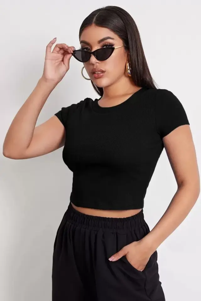 Kadın Siyah Modern Fit Yuvarlak Yaka Yarım Kol Crop Top Bluz