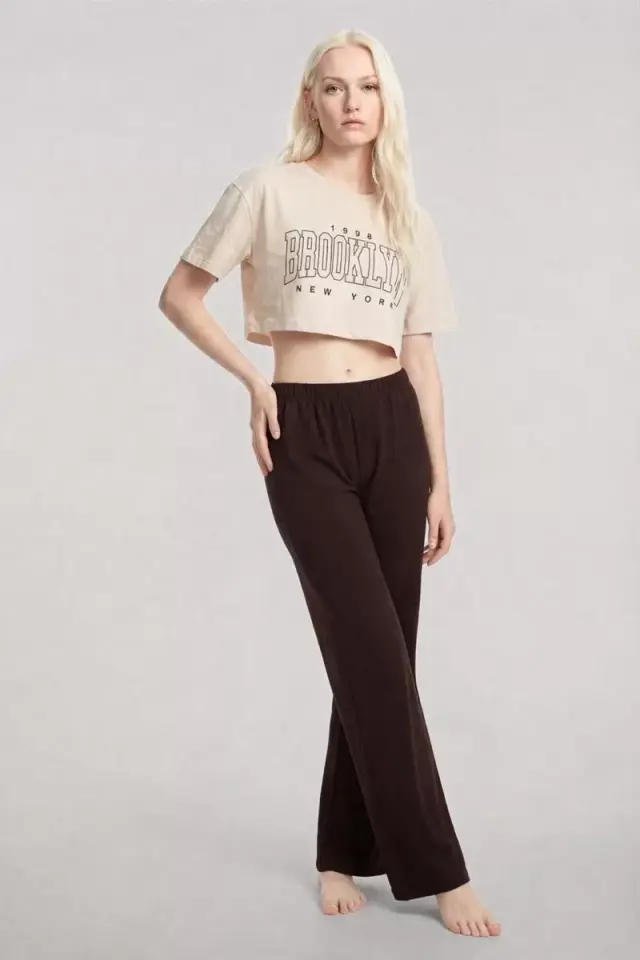 Kadın Kum Kahve Baskılı Crop T-shirt Ve Pantolon Takım Rahat Günlük Kombin