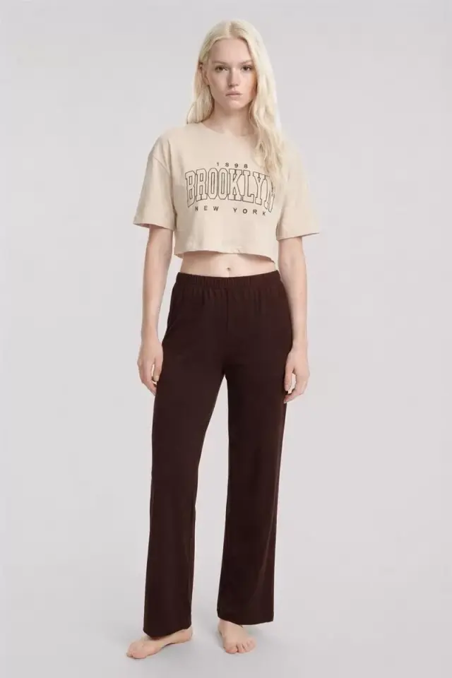 Kadın Kum Kahve Baskılı Crop T-shirt Ve Pantolon Takım Rahat Günlük Kombin