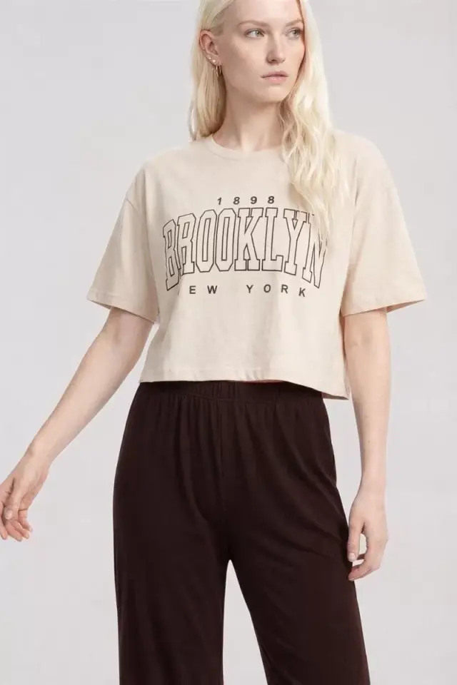 Kadın Kum Kahve Baskılı Crop T-shirt Ve Pantolon Takım Rahat Günlük Kombin