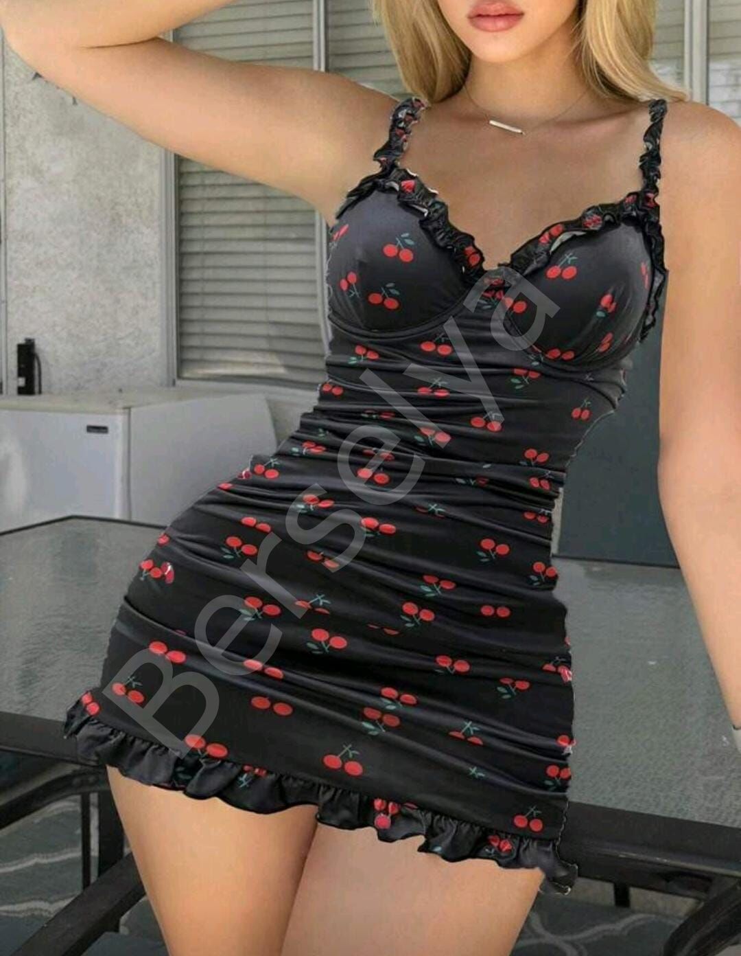 Kiraz Baskılı Mini Elbise | Siyah Üzeri Kırmızı Desenli, Beden Saran