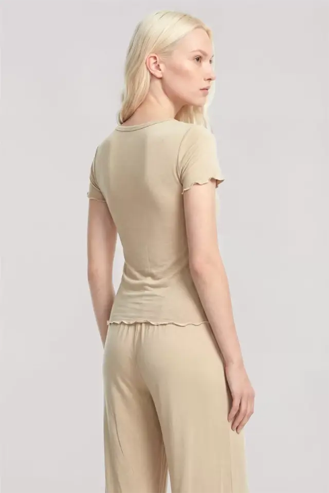 Kadın Bej V Yaka Yumuşak Dokulu Pijama Takımı Rahat Ve Şık Ev Giyim Seti
