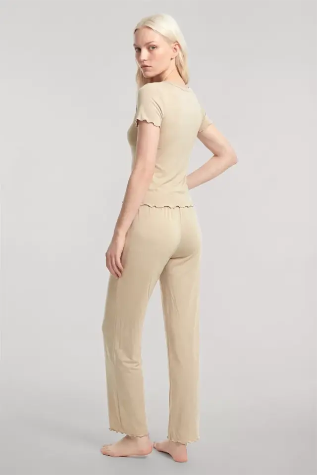 Kadın Bej V Yaka Yumuşak Dokulu Pijama Takımı Rahat Ve Şık Ev Giyim Seti
