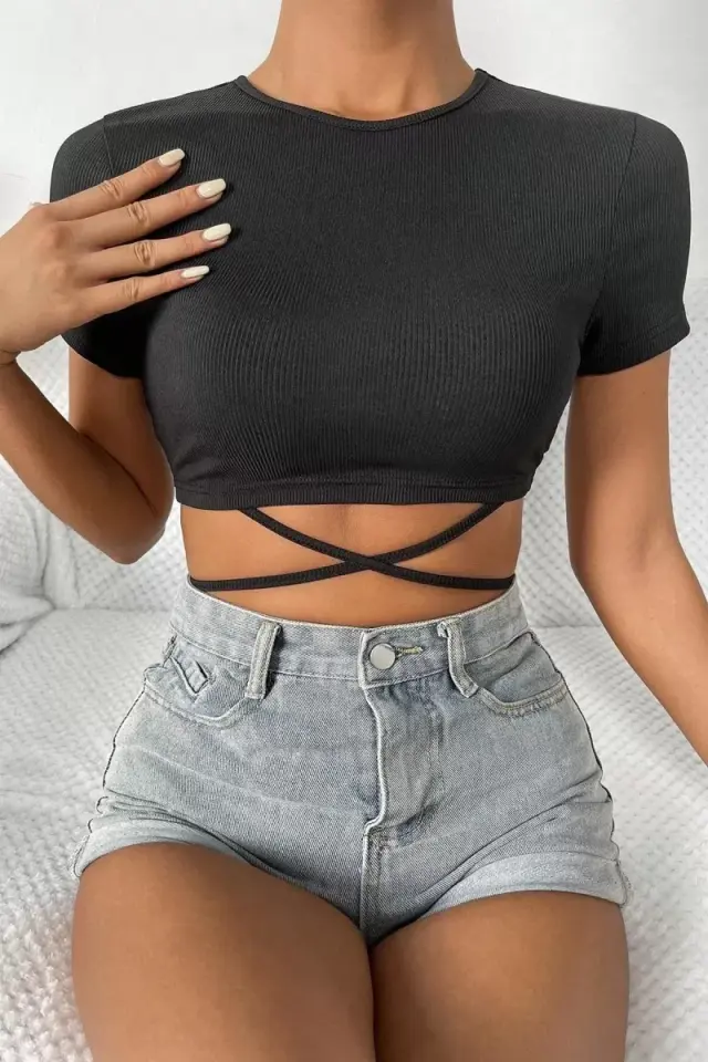 Kadın Siyah Modern Fit Yarım Kol Çapraz Bağlamalı Crop Top Bluz