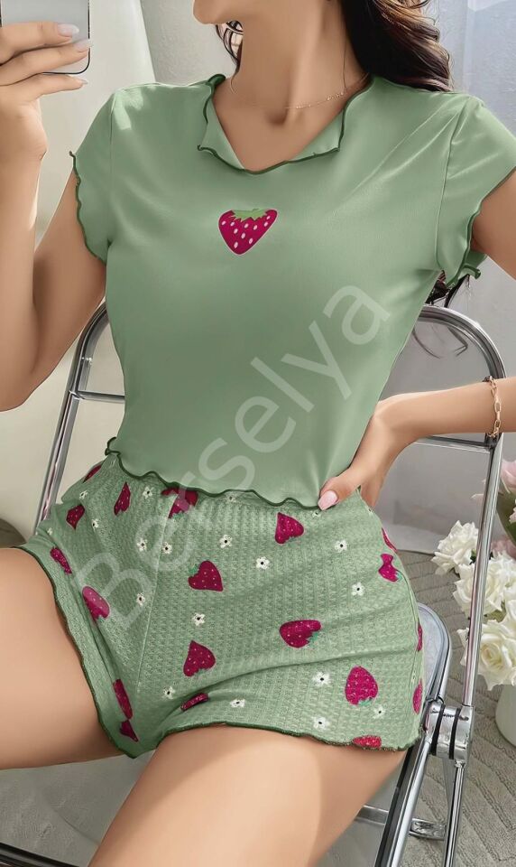 Yeşil Çilek Desenli Askılı Şortlu Pijama Takım