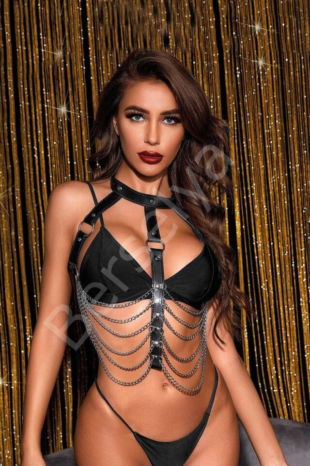 Göğüs Üstüne Deri İle Tutturulmuş Zincirli Üst 700495