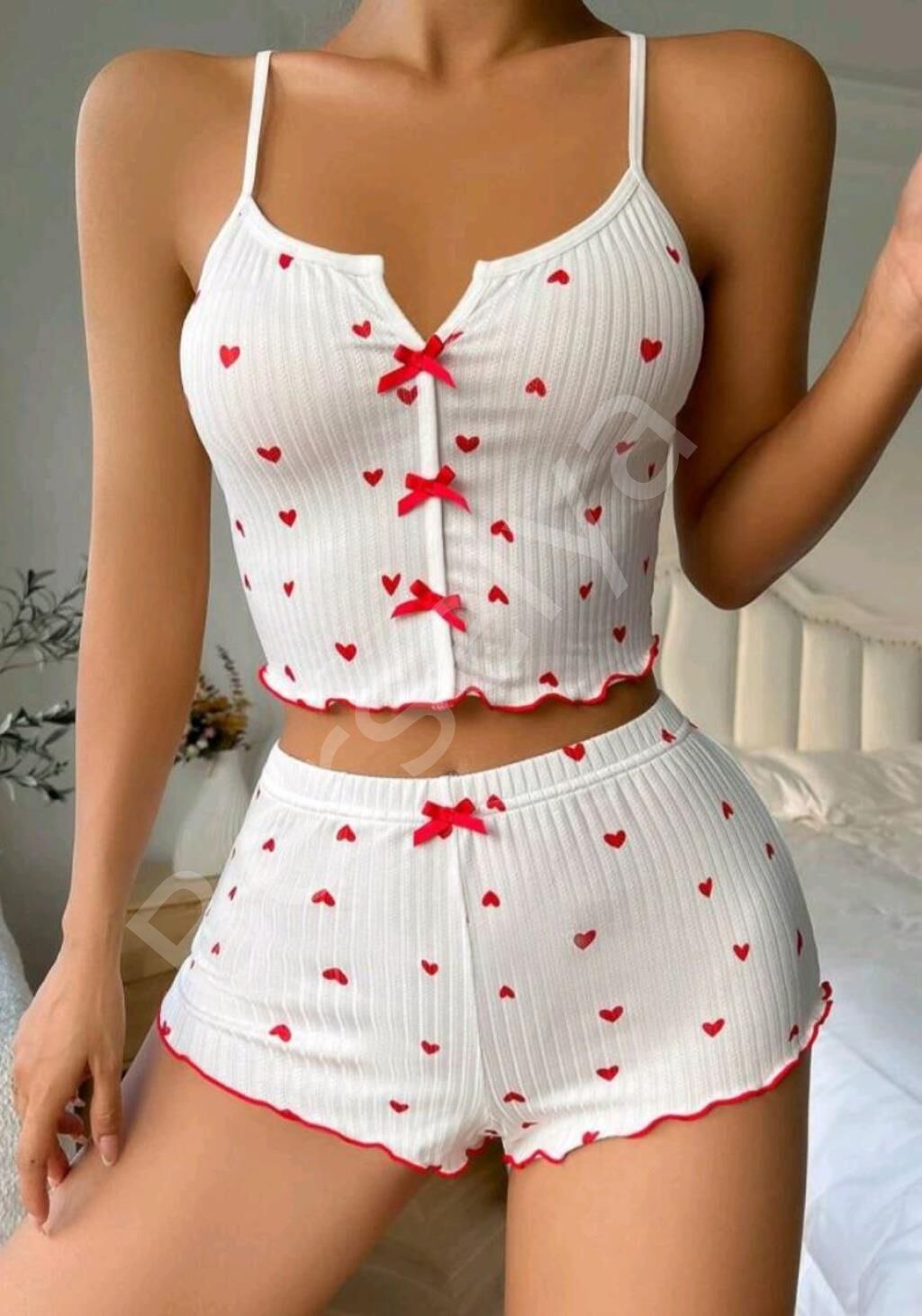 Beyaz Fiyonk Desenli Kalpli Askılı Şortlu Pijama Takım