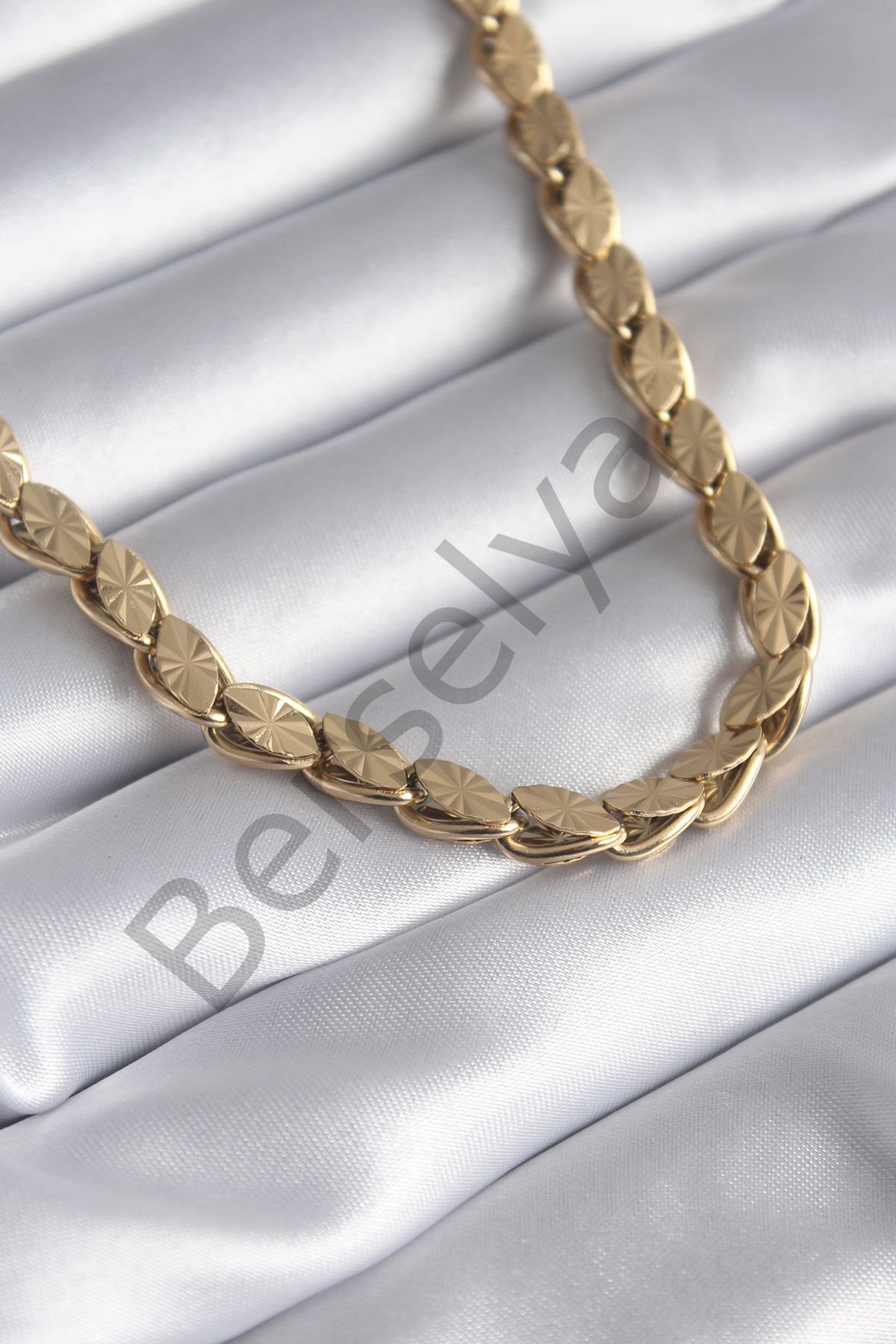 316L Çelik Gold Renk Lazer Kesim Arpa Zincir Model Kadın Kolye
