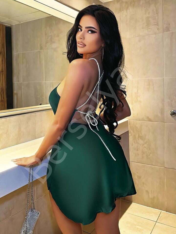 Özel Tasarım Sırt Dekolteli Boyundan Bağlamalı Işıltılı Yeşil Fantezi Mini Club Elbisesi