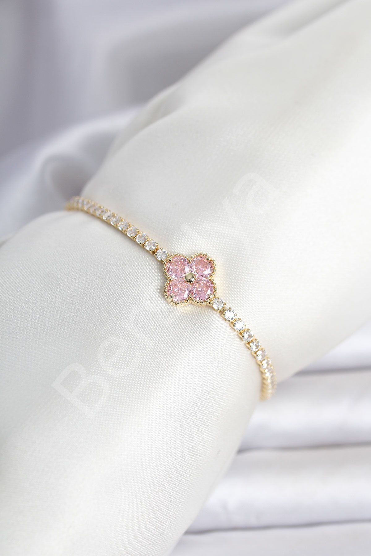 Pirinç Gold Renk Pembe Zirkon Taşlı Yonca Model Su Yolu Kadın Bileklik