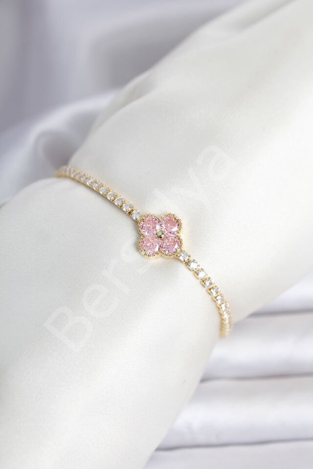 Pirinç Gold Renk Pembe Zirkon Taşlı Yonca Model Su Yolu Kadın Bileklik