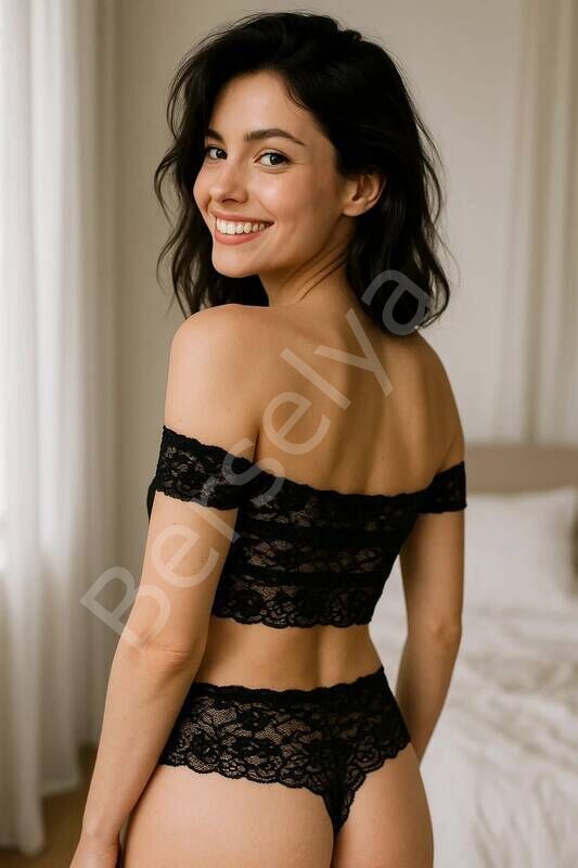 Dantel Detaylı Transparan Crop Top