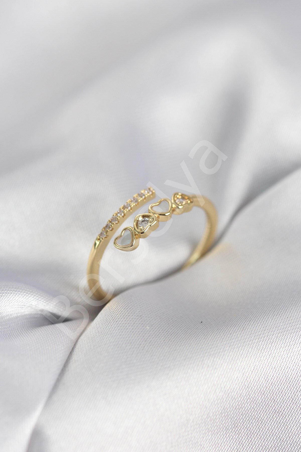 Gold Renk Zirkon Taşlı Minimal Kalp Model Kadın Yüzük