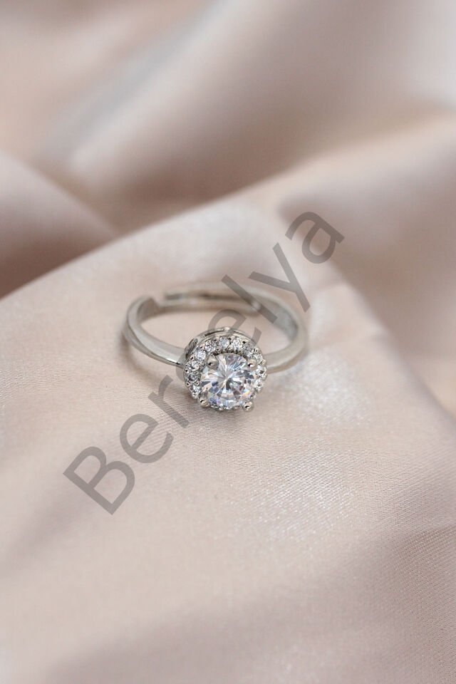 Ayarlamalı Gümüş Renk Metal Zirkon ve Kristal Taşlı Oval Model Yüzük